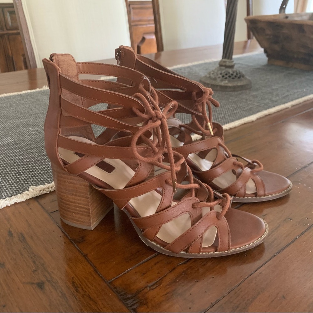 Lace up sandals with block heel